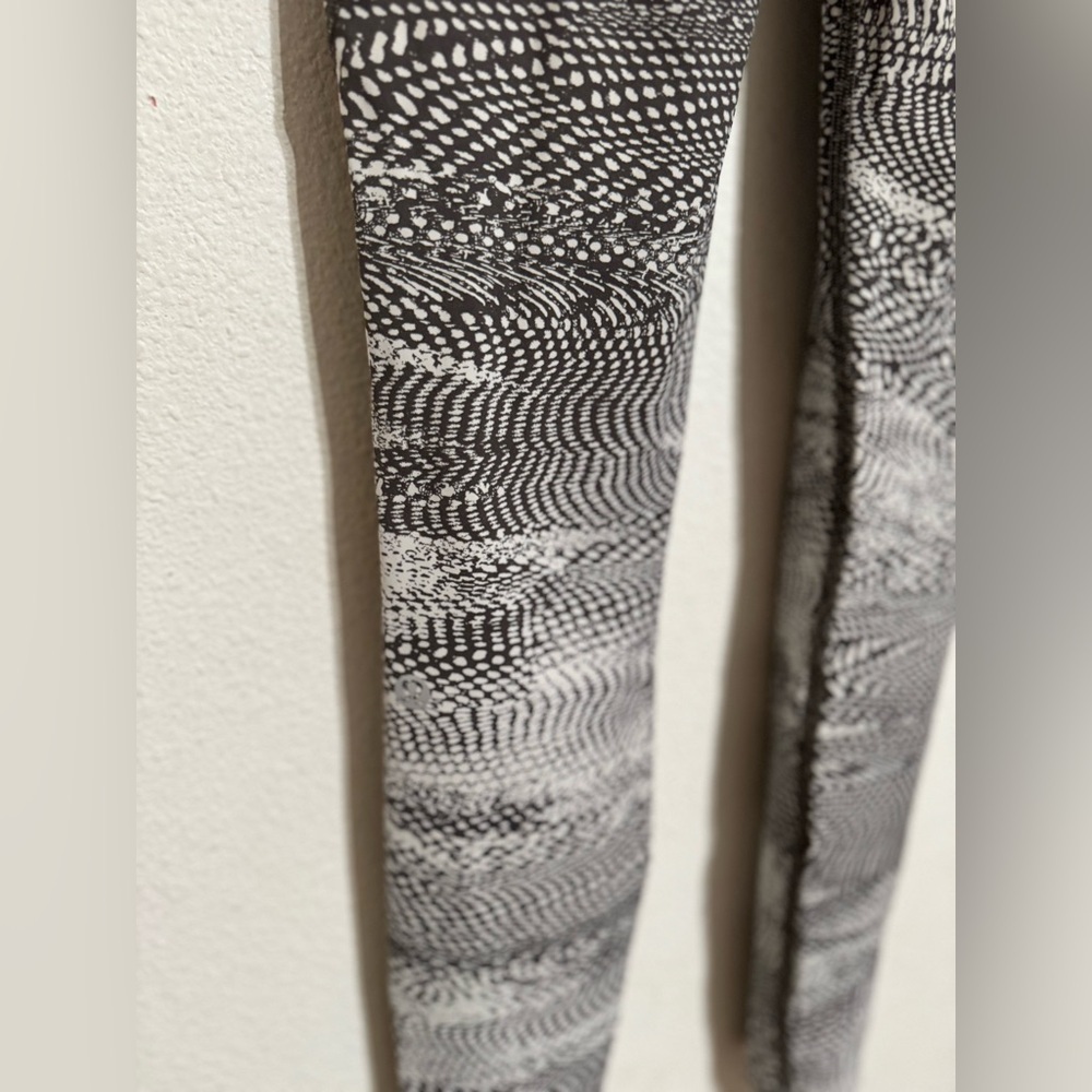 Lululemon leggings size 4 - Picture 9 of 9
